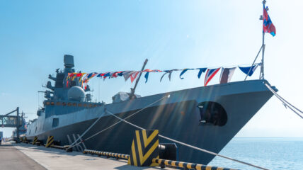 Фрегат «Адмирал флота Касатонов» выполнил артиллерийские стрельбы в акватории Баренцева моря