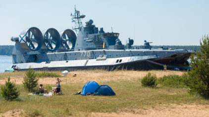 Малый десантный корабль Балтийского флота выполнил минные постановки в морском полигоне в рамках планового учения
