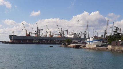 После ночной атаки БПЛА на Туапсе ликвидируют разлив нефтепродуктов