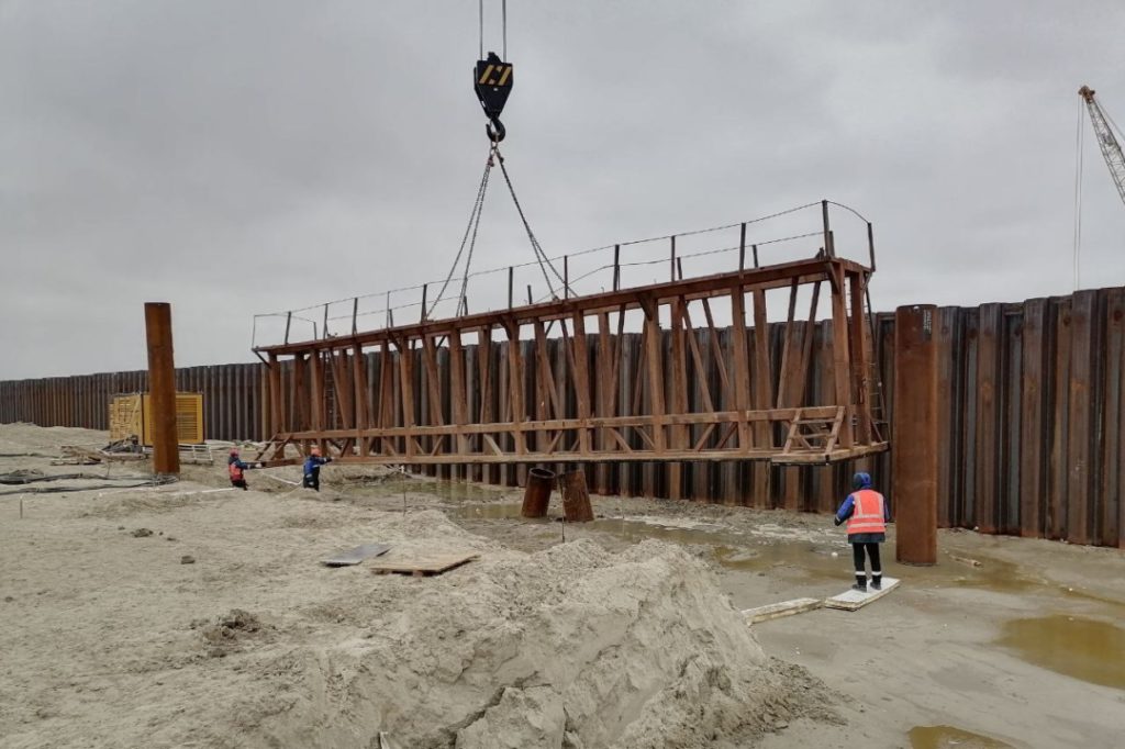 На стройплощадке Багаевского гидроузла ведется устройство лицевых ...