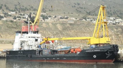 СРЗ «Биби-Эйбат» завершил ремонт кранового судна «Атамоглан Керимов»