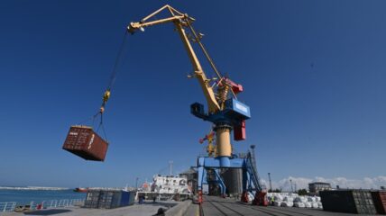 Экс-главу морского порта Актау освободили из-под стражи в зале суда