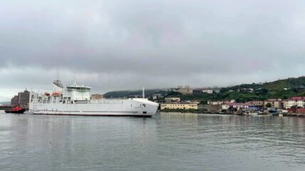 Паром «Александр Деев» проекта CNF11CPD прибыл в порт Холмска