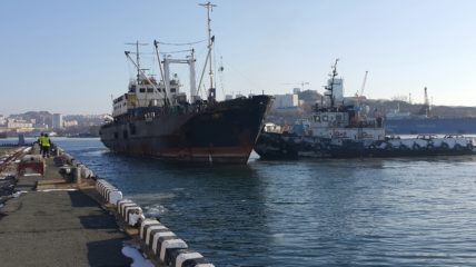 К обновленному причалу в порту Владивостока прибыла на ремонт плавбаза «Алеут»