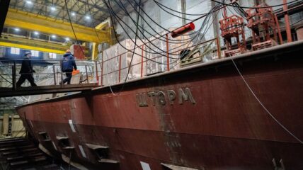 Работников Амурского судостроительного завода ОСК наградили в преддверии Дня рождения региона