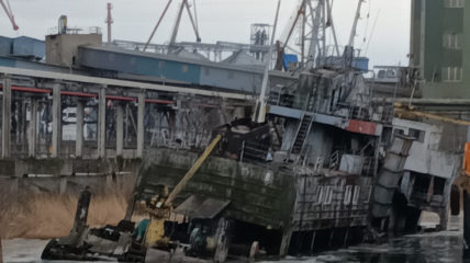 В районе порта Азов подняли затонувший земснаряд «Багермейстер Бурцев»