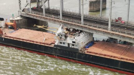 В Ростове-на-Дону сухогруз «Зеленга» врезался в пролет моста