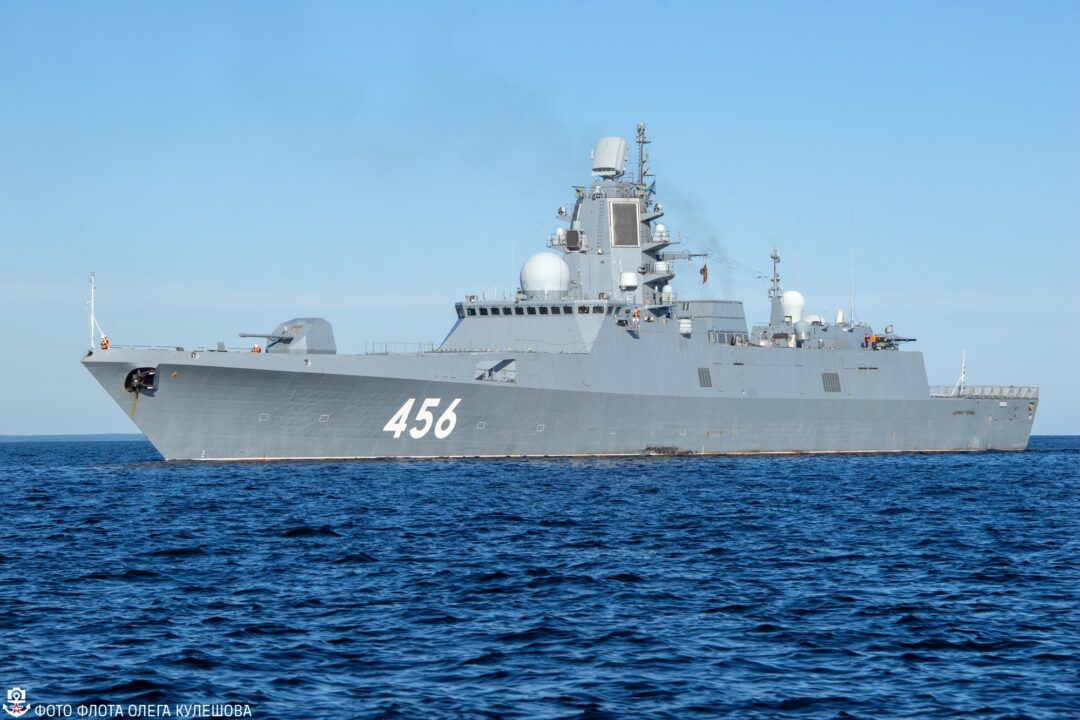 Фрегат Северного флота «Адмирал Головко» проекта 22350 в ходе учения ...