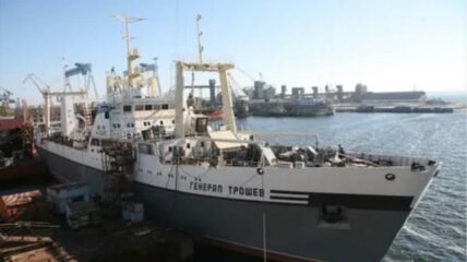 Траулер «Генерал Трошев» совершил аварийную остановку у берегов Камчатки