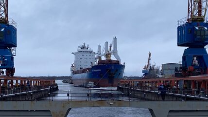 Корабелы «Красной Кузницы» ОСК провели четыре доковые операции за 10 дней