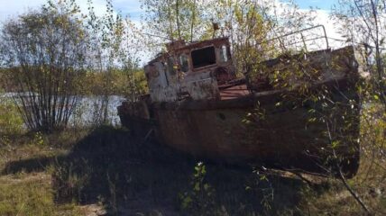 В Кировской области по требованию прокуратуры утилизируют заброшенный катер «Стриж»