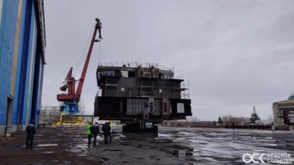 ОСК «Красное Сормово» погрузило блок надстройки на очередное судно проекта RSD59