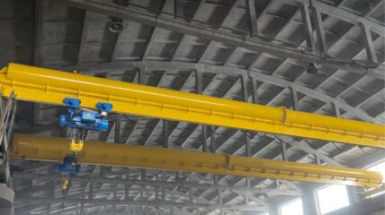 На «Пермской судоверфи» установили два новых мостовых крана