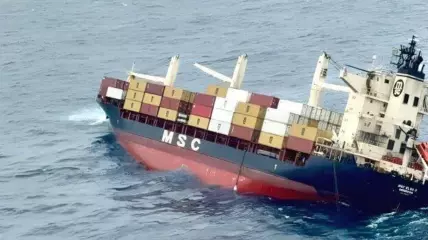 В Аравийском море опрокинулся контейнеровоз