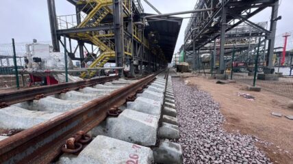 На эстакаде наливного комплекса Port Favor и ее подходах уложили железнодорожные пути