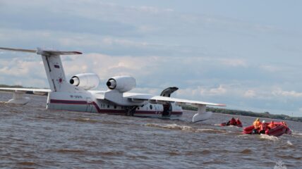 На реке Амур провели учения с участием самолета-амфибии Бе-200СЧ