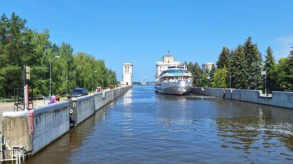 За первые сутки работы Городецкого гидроузла провели шлюзование более 30 судов