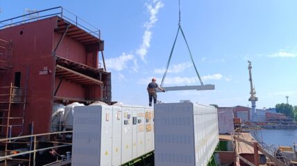 На атомный ледокол «Чукотка» проекта 22220 установили главный распределительный щит