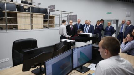 Владимир Путин ознакомился с работой молодёжного конструкторского бюро электрического судостроения СПбГМТУ