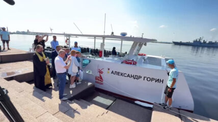 В Кронштадте отправили в первый рейс катамаран «Александр Горин»
