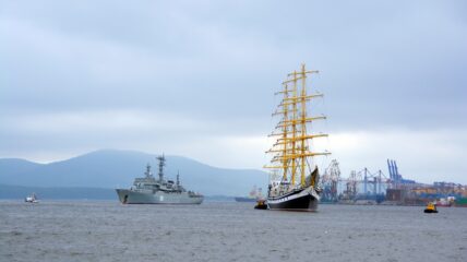В главную базу Северного флота – Североморск прибыл учебный корабль «Смольный»