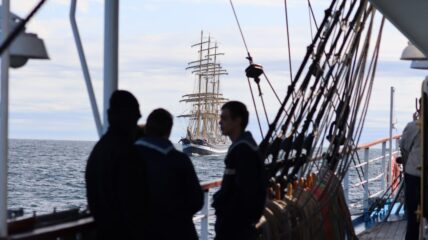 Парусные суда «Мир» и «Крузенштерн» встретились в Балтийском море