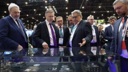 Замминистру промышленности и торговли на «НЕВЕ 2025» представили стенд компании «Валком»
