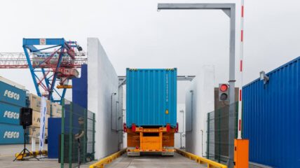 Владивостокский морской торговый порт запустил стационарный инспекционно-досмотровый комплекс портального типа
