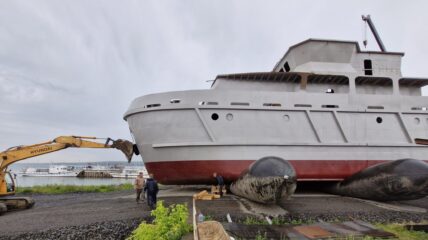 Команда «Аквалайт» осуществила спуск на воду строящегося НИС «Викентий Зайцев» проекта ТСК.550