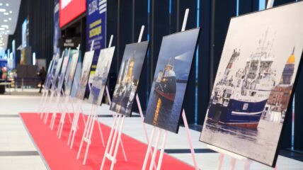 На Seafood Expo Russia 2025 открылась фотовыставка «Медиапалубы»