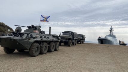 Экипажи кораблей Тихоокеанского флота провели учения с высадкой десанта