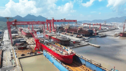 Китайская верфь Zhoushan Changhong International спустила на воду первый танкер-продуктовоз Nave Anthos дедвейтом 115 000 тонн