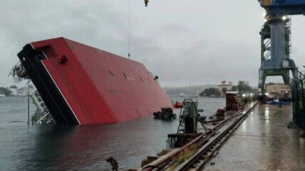 На Севастопольском морском заводе опрокинулся плавкран проекта ПК-400 «Севастополь»