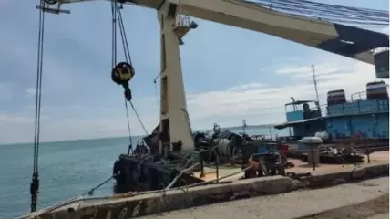 Собственника затонувшего в порту Евпатория плавкрана обязали поднять его до 23 июня 2026 года