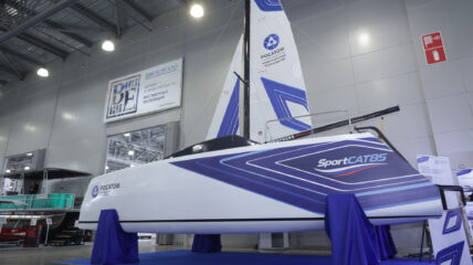 «Росатом» представил парусный спортивно-туристический катамаран SportСat85 из композитных материалов