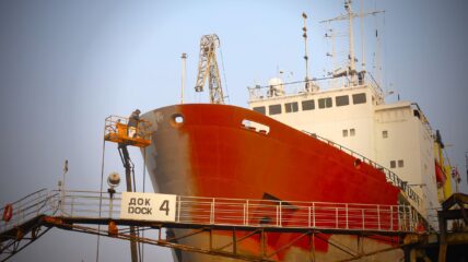 «Приморский завод» отремонтирует плавбазу «Дальмос»