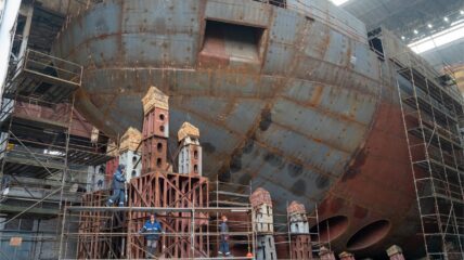 На аварийно-спасательном судне «Певек» проекта MPSV06M завершают формирование надстройки