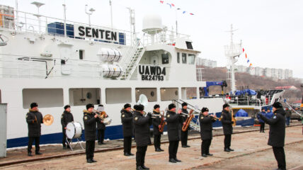 На краболове «Сентен» проекта 03141 подняли государственный флаг