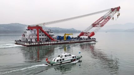 Китайская Chongqing Zhongjiang сдала самоходный плавкран Chongqing Emergency No 012