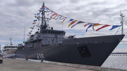 Средне-Невский судостроительный завод ОСК передал ВМФ России тральщик «Полярный» проекта 12700