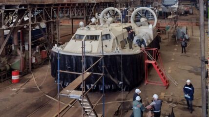 На Хабаровском судостроительном заводе начали швартовные испытания СВП-50 проекта 12270М