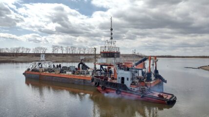 На Хабаровском судостроительном заводе спустили на воду земснаряд Dilly 3