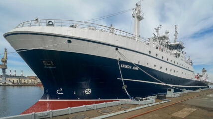 На траулере «Капитан Юнак» проекта СТ-192 подняли Государственный флаг РФ