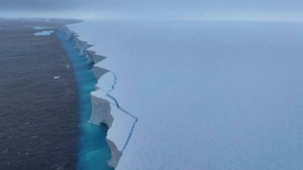 Крупнейший в мире айсберг раскололся на мелкие части