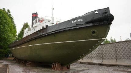 На Балтийском заводе ОСК установили на вечную стоянку буксир «Балтиец»