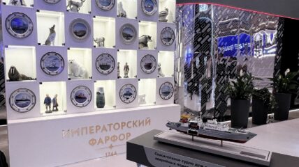 ОСК и ИФЗ представили новую часть серии декоративных тарелок «Морская держава»