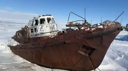 В рамках нацпроекта «Генеральная уборка» из акватории Тикси вывезут судно «Океанолог»