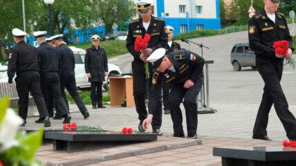 На Камчатке почтили память погибших моряков экипажа атомной подлодки К-429