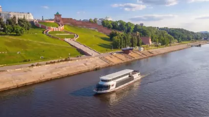 В Нижнем Новгороде на регулярный маршрут вышло новое электросудно «Петергоф» проекта «Москва 2.0»