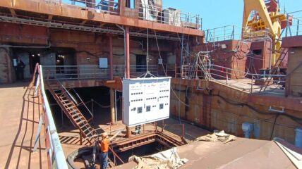 На БМРТ «Виктор Гаврилов» проекта 5670FT погрузили главный распределительный щит